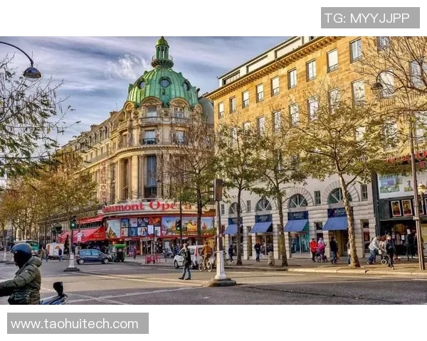 足球明星在繁华街头的隐秘生活与逛街挑战揭秘 足球明星在繁华街头的隐秘生活与逛街挑战揭秘