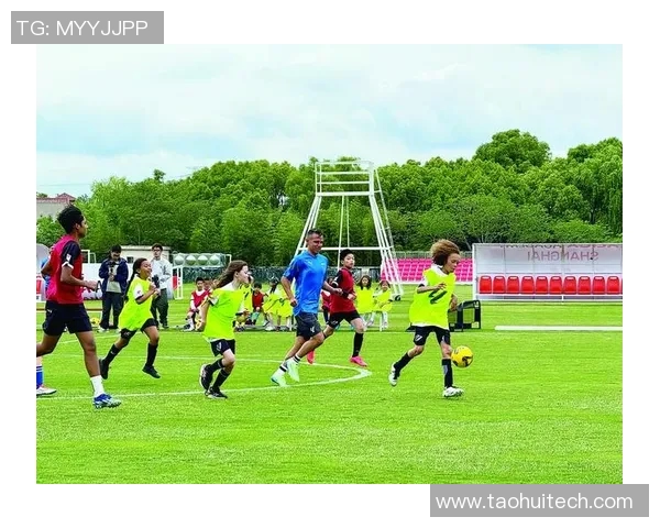 右脚踢足球的足球明星们如何在绿茵场上展现他们的绝技与风采